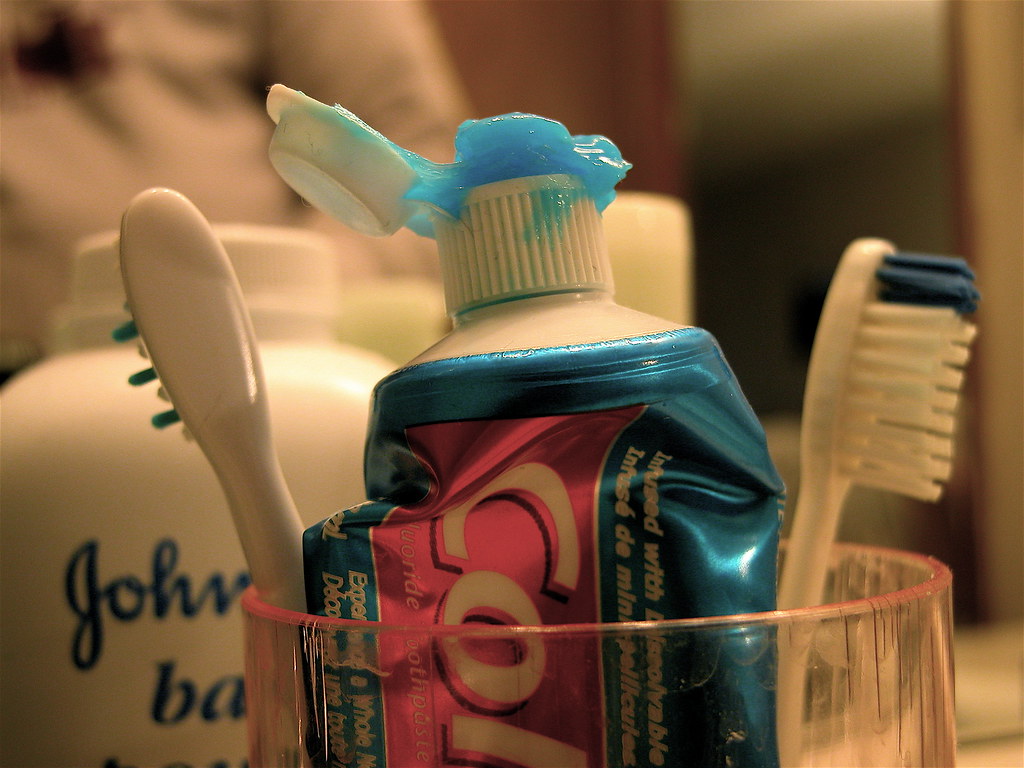 IS TOOTHPASTE GOOD FOR ACNE