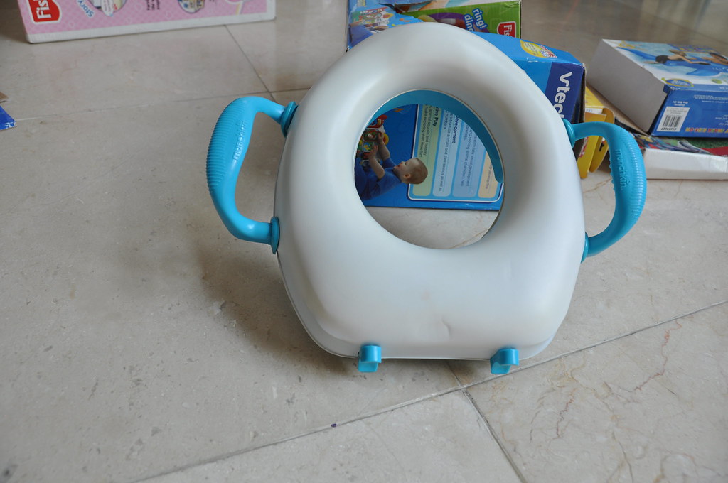 ELMO POTTY SEAT TOILET TRAINER ELMO POTTY SEAT TOILET TRAINER