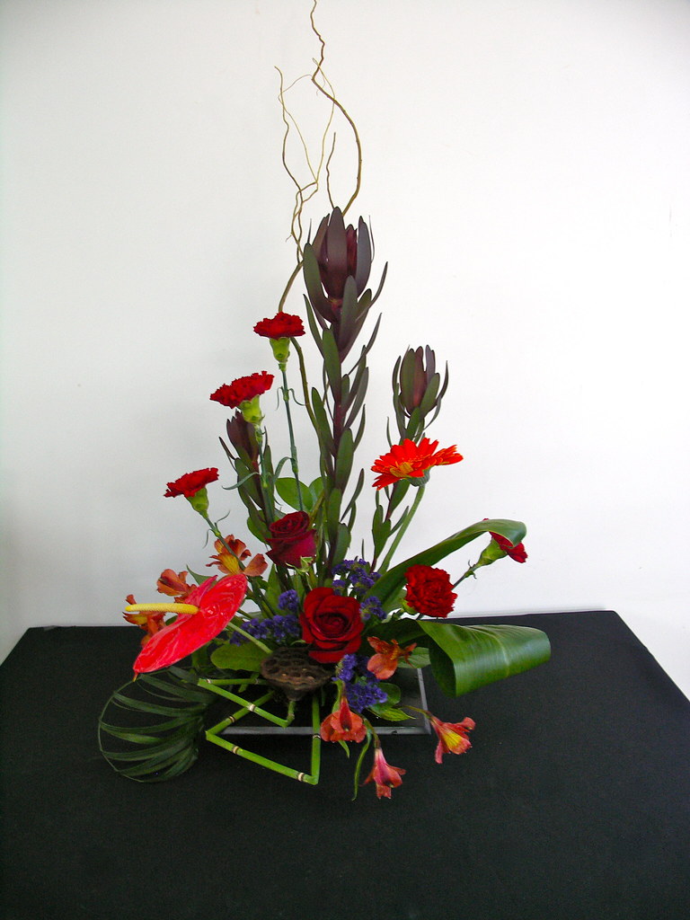 CONTEMPORARY FLORAL ARRANGEMENT. FLORAL ARRANGEMENT ALOHA FLOWERS