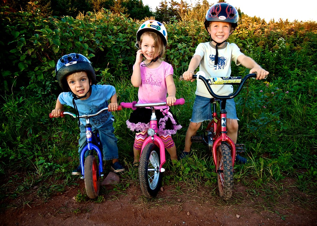 CHILDREN RIDING A BIKE A BIKE 28 SPEED BIKE