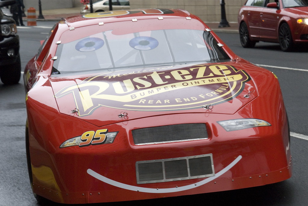 DISNEY'S PIXAR CARS INFLATABLE LIGHTNING MCQUEEN BED. INFLATABLE