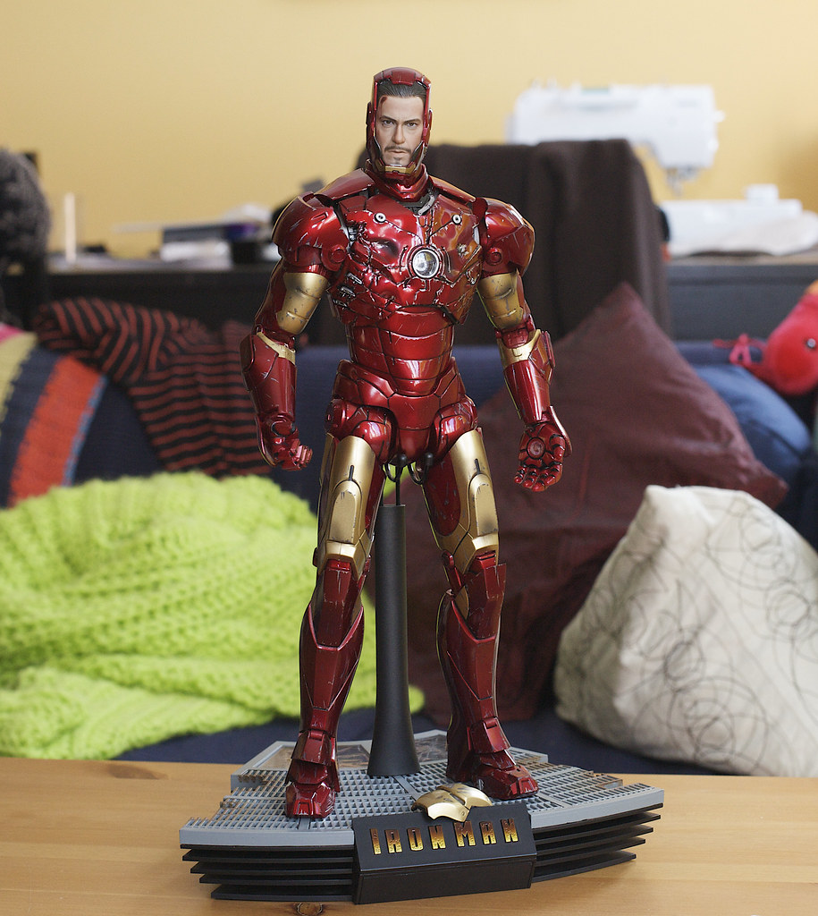 HOT TOYS IRON MAN BATTLE DAMAGED HOT TOYS IRON BEST TOYS FOR 4 YEAR