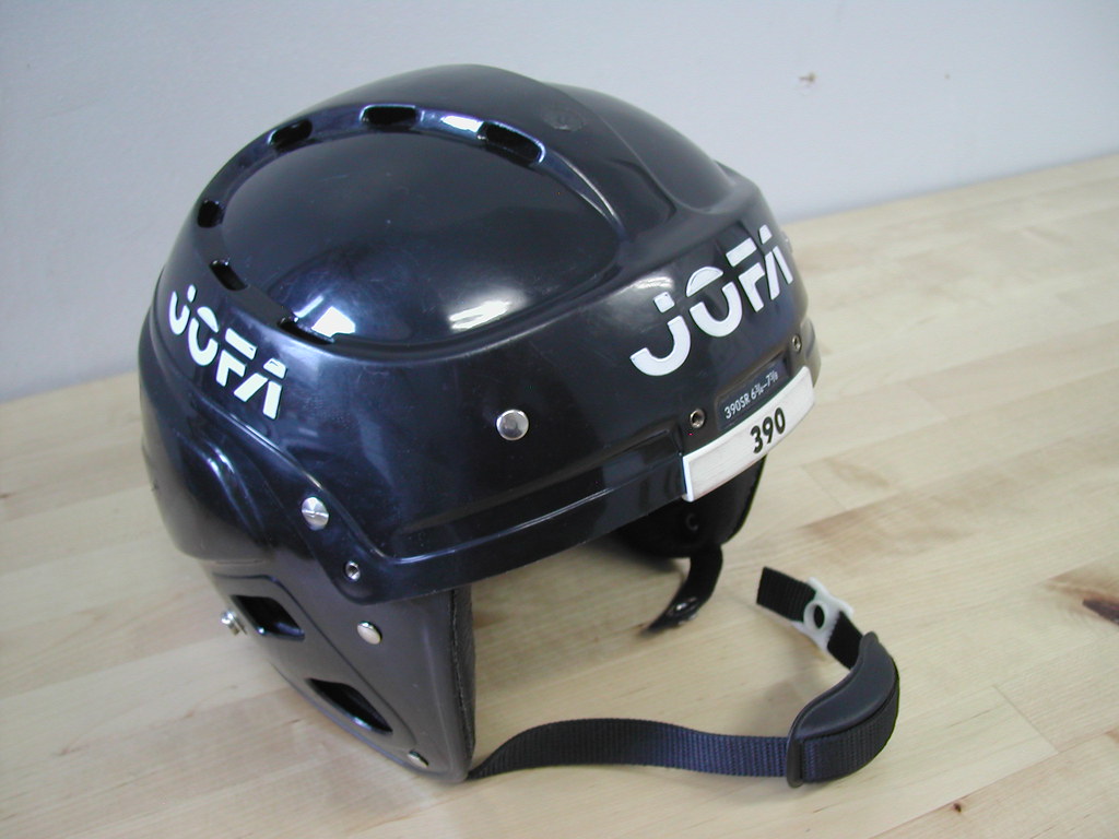 HOCKEY HELMET FITTING HELMET FITTING BANTAM B HOCKEY