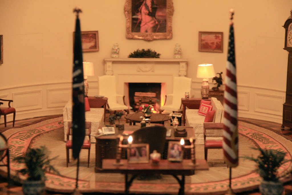 OVAL OFFICE TABLE. OVAL OFFICE BLACK PEDESTAL DINING TABLE