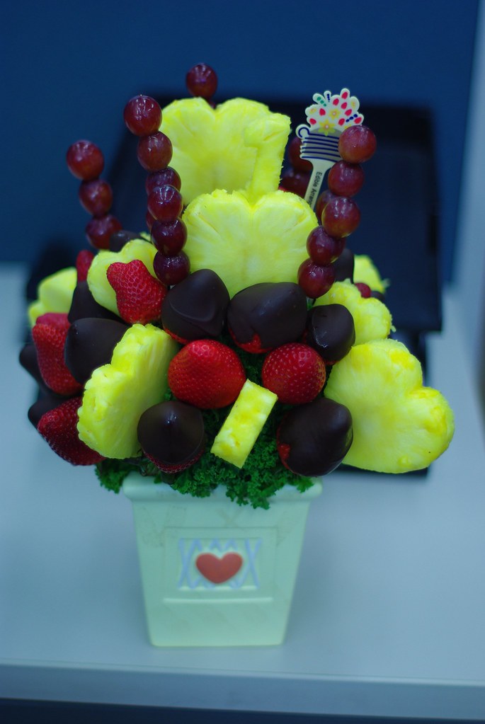 EDIBLE ARRANGEMENTS FRUIT BOUQUET FRUIT BOUQUET BLACK FLORAL QUILT