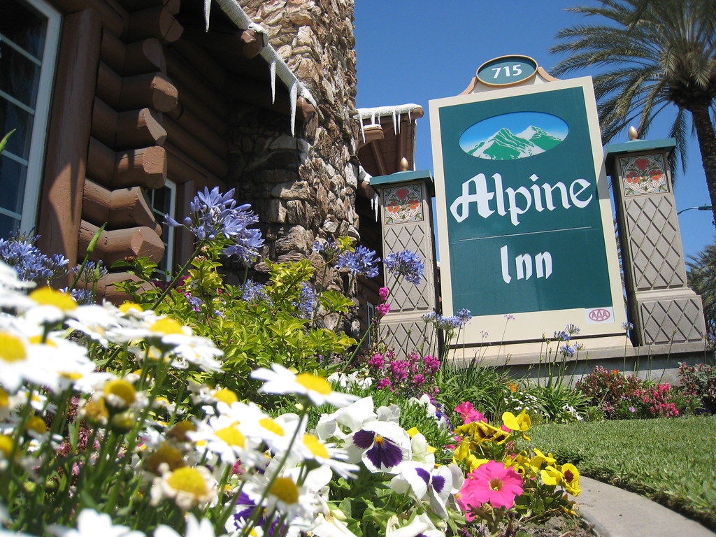 HOTELS ACROSS THE STREET FROM DISNEYLAND ENTRANCE HOTELS ACROSS THE