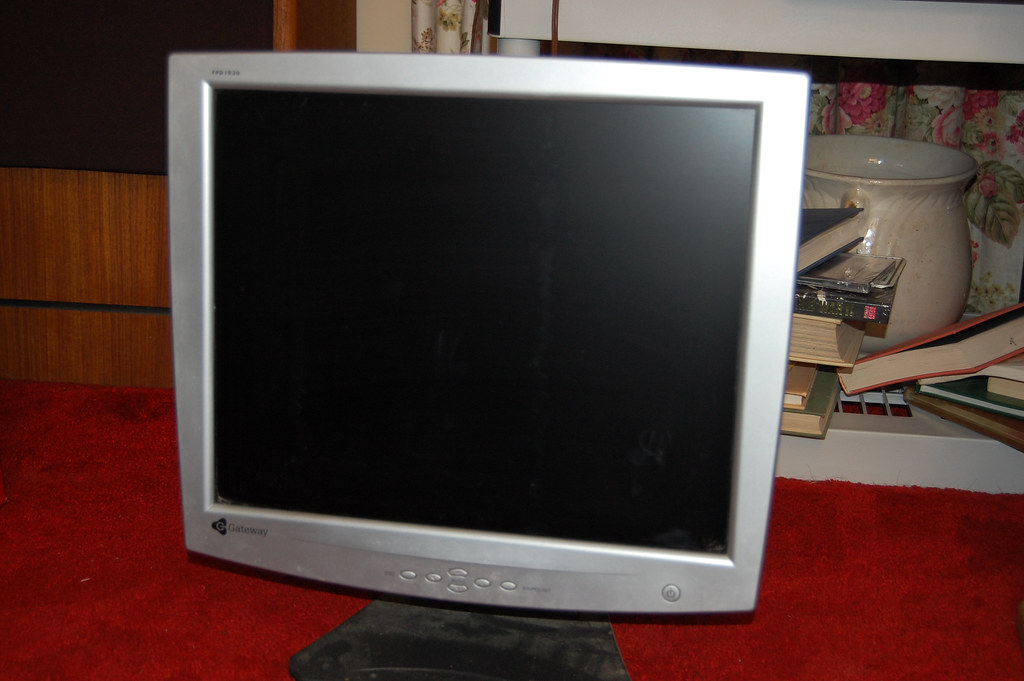 HOW DO YOU CLEAN A COMPUTER MONITOR. HOW DO YOU CLEAN CLEAN