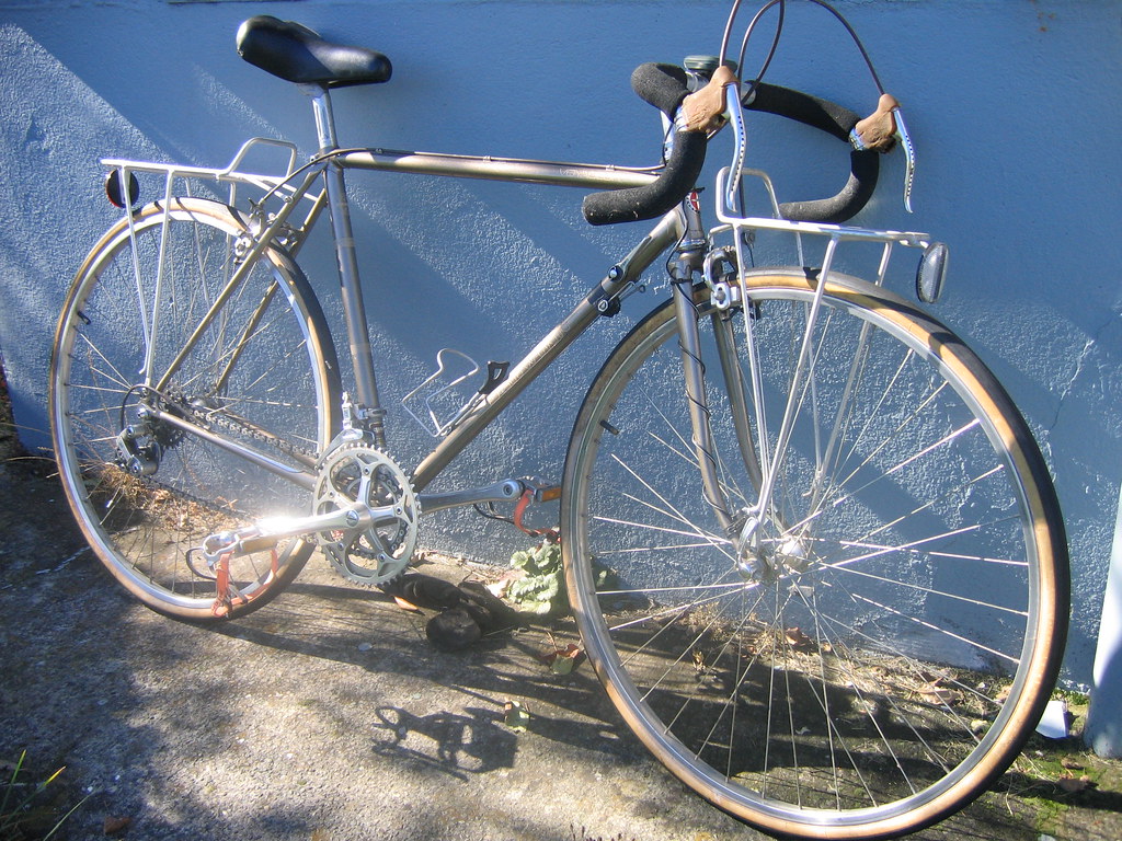 SCHWINN REAR BIKE RACK. BIKE RACK 12 BOYS BIKE