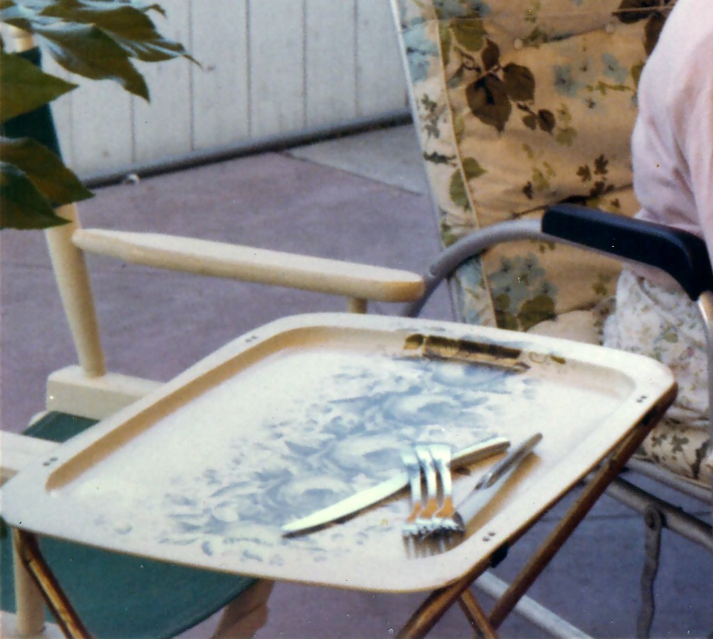 FOLDING TV DINNER TABLE. DINNER TABLE 30 ROUND KITCHEN TABLE