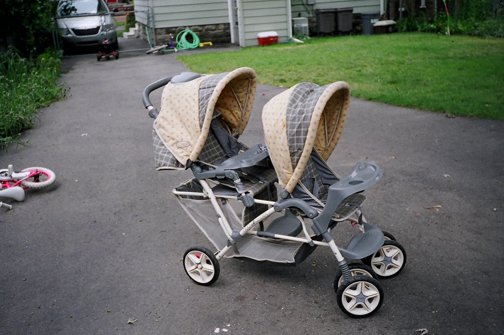 GRACO DOUBLE STROLLER WITH CAR SEAT. GRACO DOUBLE STROLLER BABY SEAT