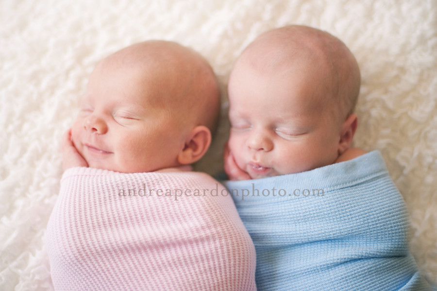 BOY AND GIRL TWIN BABIES. BOY AND GIRL BABY FORMULA FEEDING Blog.hr