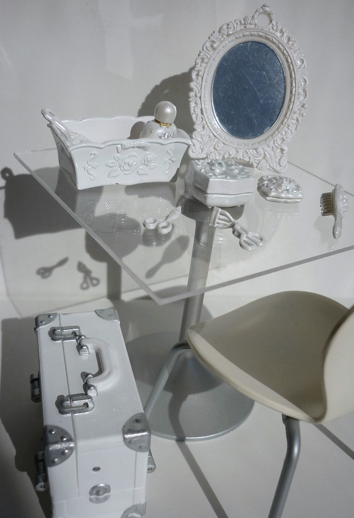 PRINCESS MAKEUP TABLE. PRINCESS MAKEUP APPLY KISS MAKEUP