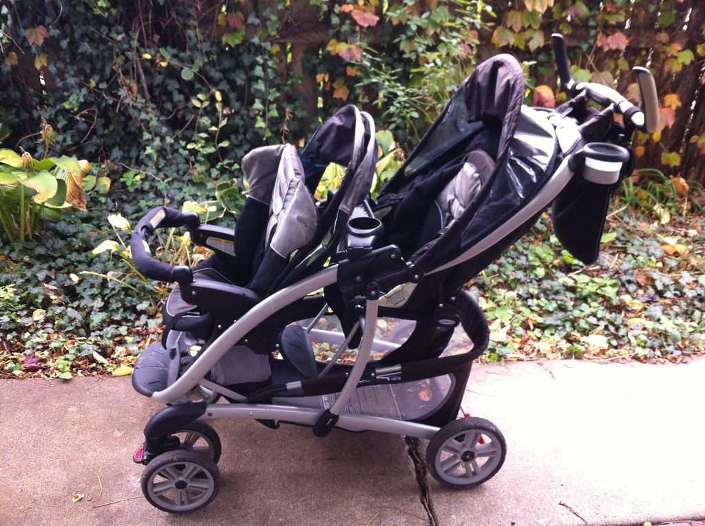 GRACO DOUBLE STROLLER WITH CAR SEAT. GRACO DOUBLE STROLLER BABY SEAT