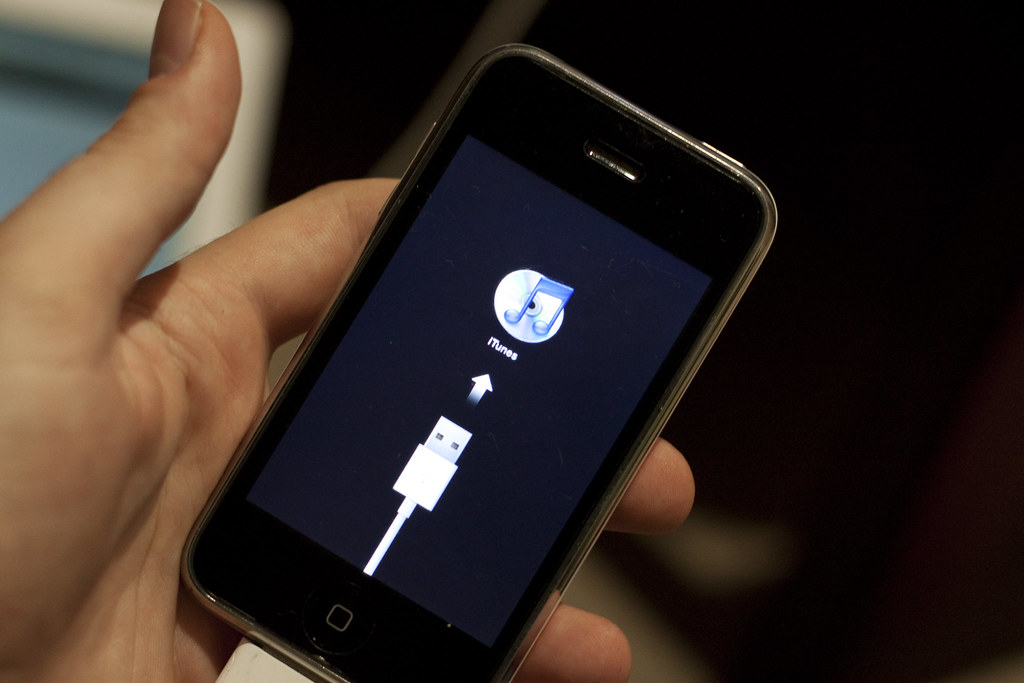 IPHONE 2G STUCK IN RECOVERY MODE IN RECOVERY MODE ATT FAMILY PLAN