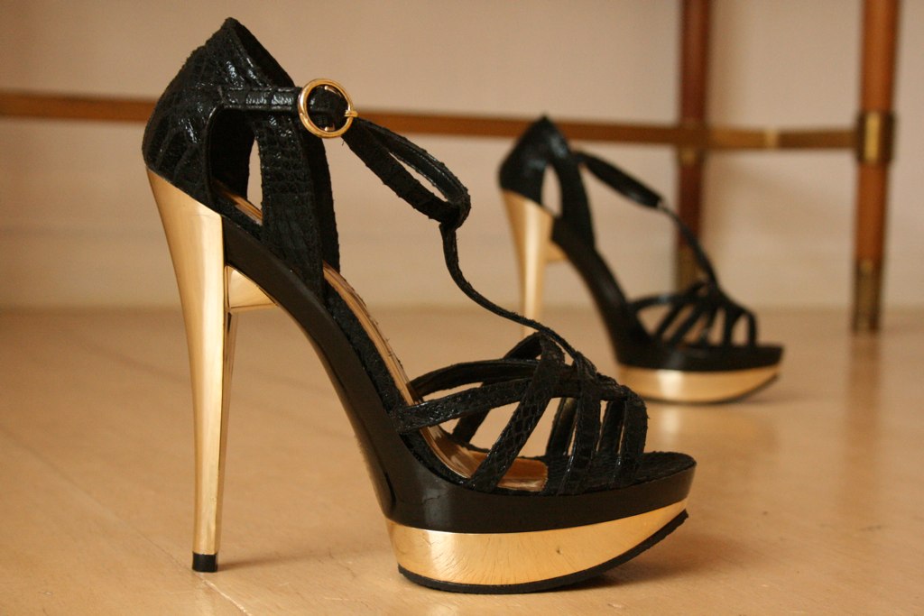 BLACK AND GOLD HEELS. GOLD HEELS 10KT GOLD CHARMS