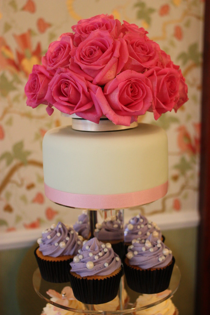 CAKES WITH FRESH FLOWERS FRESH FLOWERS BOUQUET STYLE