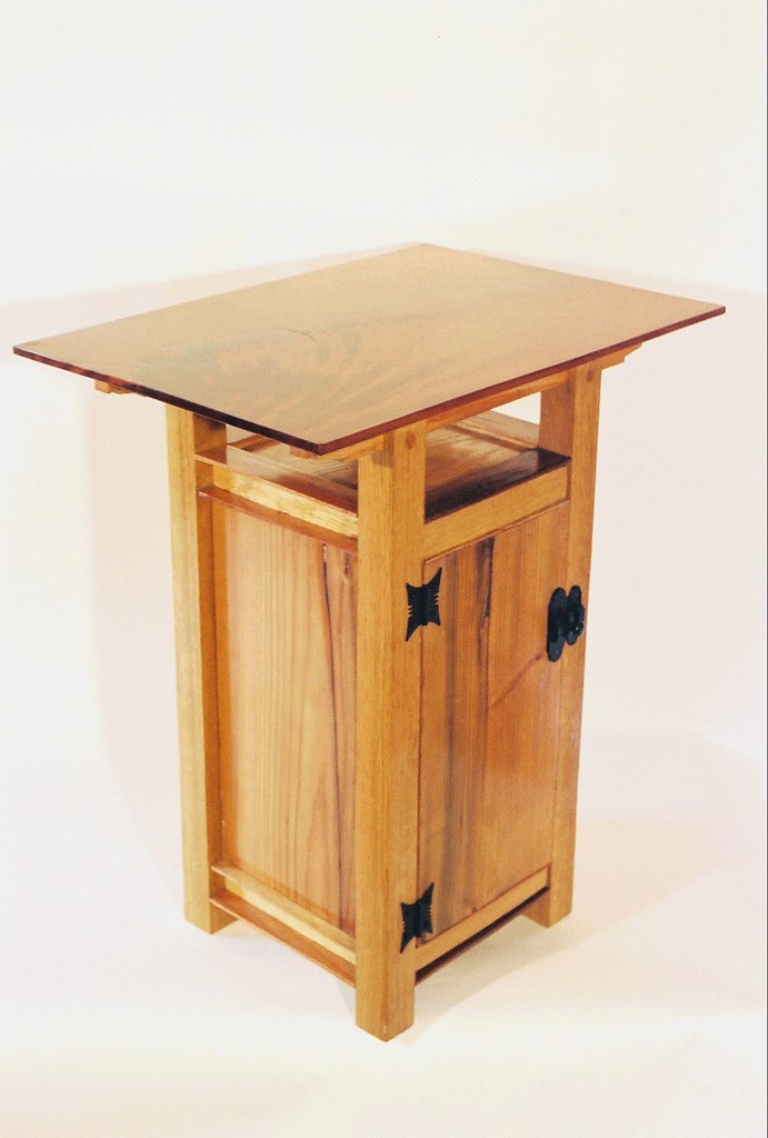 SMALL OAK END TABLE. END TABLE 36 PUB TABLES