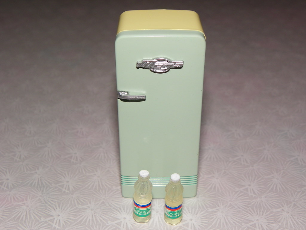 SMALL MINI REFRIGERATOR. SMALL MINI | Small mini refrigerator. Emerson