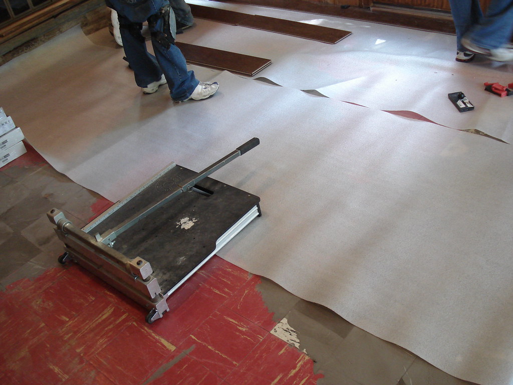 INSTALLING TILE FLOOR UNDERLAYMENT. FLOOR UNDERLAYMENT CLOSEOUT FLOOR