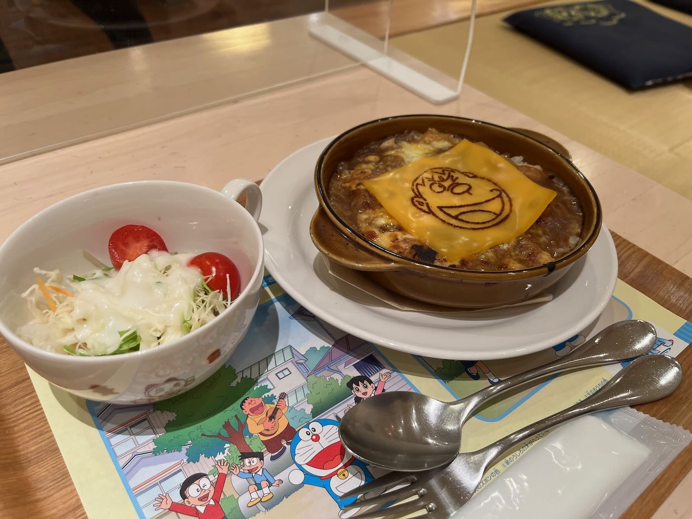 北海道美食 新千歲機場 多啦A夢餐廳｜Hanamaru 烏龍麵｜Royce 巧克力工房｜Hello Kitty 商店｜寶可夢商店 - 一口冒險 Bitesized Adventure