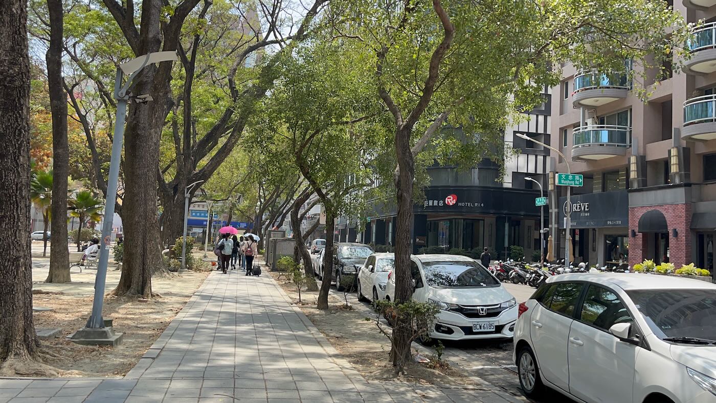 高雄住宿 巨蛋旅店 Hotel R14|竹風客房一大床|蓋婭餐廳素食早餐 巨蛋站前一分鐘 日式簡約風格旅館推薦 - 一口冒險 Bitesized Adventure 高雄住宿 巨蛋旅店 Hotel R14|竹風客房一大床|蓋婭餐廳素食早餐 巨蛋站前一分鐘 日式簡約風格旅館推薦 - 一口冒險 Bitesized Adventure