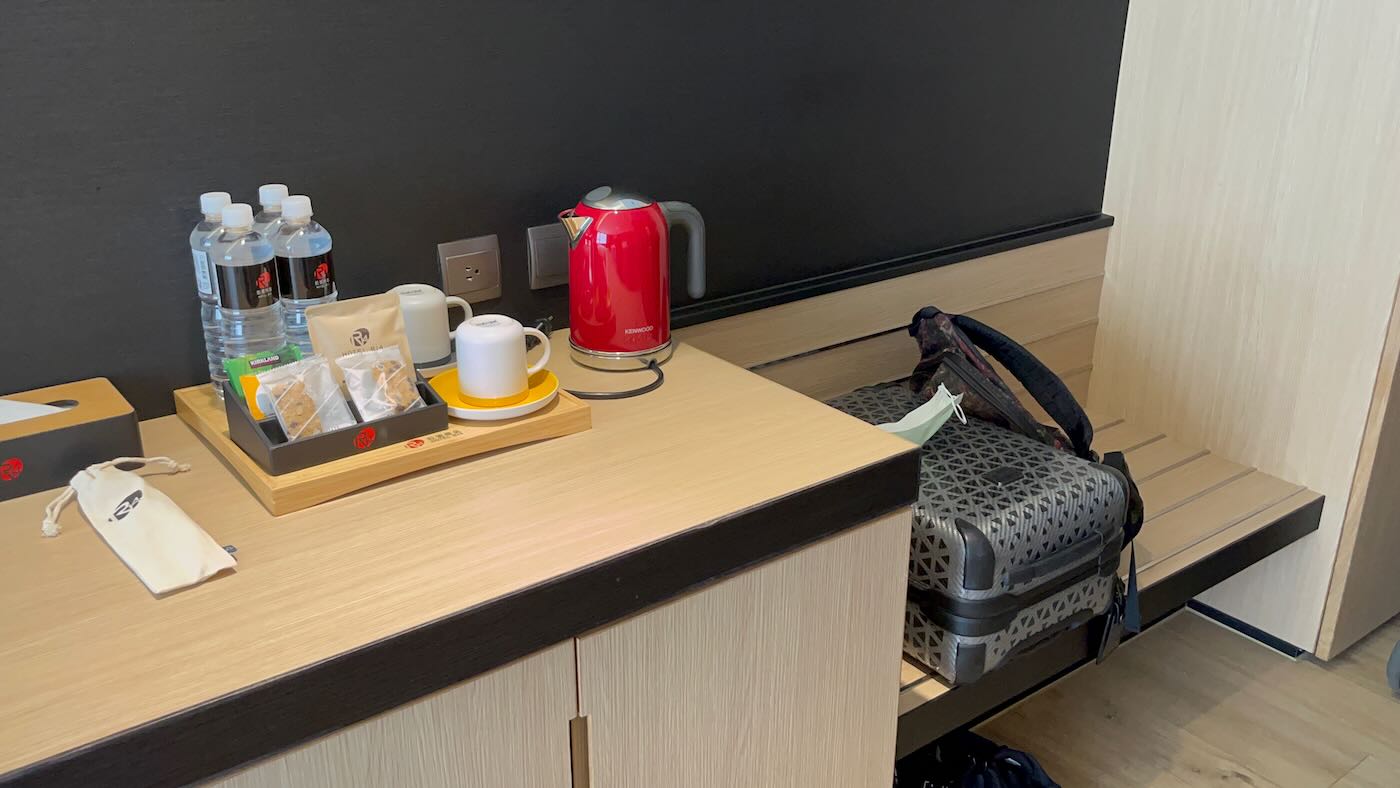 高雄住宿 巨蛋旅店 Hotel R14|竹風客房一大床|蓋婭餐廳素食早餐 巨蛋站前一分鐘 日式簡約風格旅館推薦 - 一口冒險 Bitesized Adventure 高雄住宿 巨蛋旅店 Hotel R14|竹風客房一大床|蓋婭餐廳素食早餐 巨蛋站前一分鐘 日式簡約風格旅館推薦 - 一口冒險 Bitesized Adventure