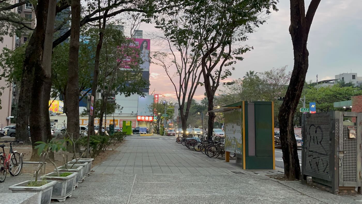 高雄住宿 巨蛋旅店 Hotel R14|竹風客房一大床|蓋婭餐廳素食早餐 巨蛋站前一分鐘 日式簡約風格旅館推薦 - 一口冒險 Bitesized Adventure 高雄住宿 巨蛋旅店 Hotel R14|竹風客房一大床|蓋婭餐廳素食早餐 巨蛋站前一分鐘 日式簡約風格旅館推薦 - 一口冒險 Bitesized Adventure