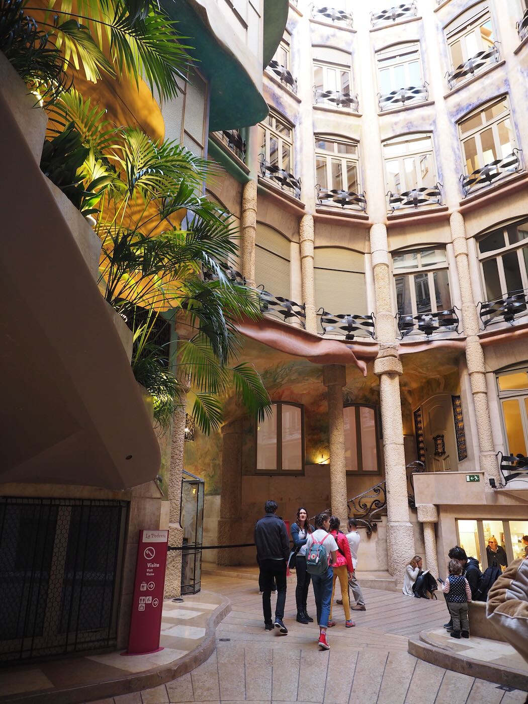 巴賽隆納景點 米拉之家 Casa Milà 的日與夜 夜間屋頂光雕投影秀 - 一口冒險 Bitesized Adventure 巴賽隆納景點 米拉之家 Casa Milà 的日與夜 夜間屋頂光雕投影秀 - 一口冒險 Bitesized Adventure
