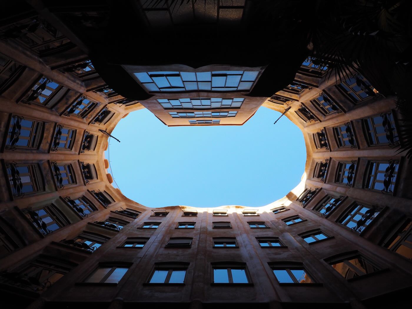 巴賽隆納景點 米拉之家 Casa Milà 的日與夜 夜間屋頂光雕投影秀 - 一口冒險 Bitesized Adventure 巴賽隆納景點 米拉之家 Casa Milà 的日與夜 夜間屋頂光雕投影秀 - 一口冒險 Bitesized Adventure