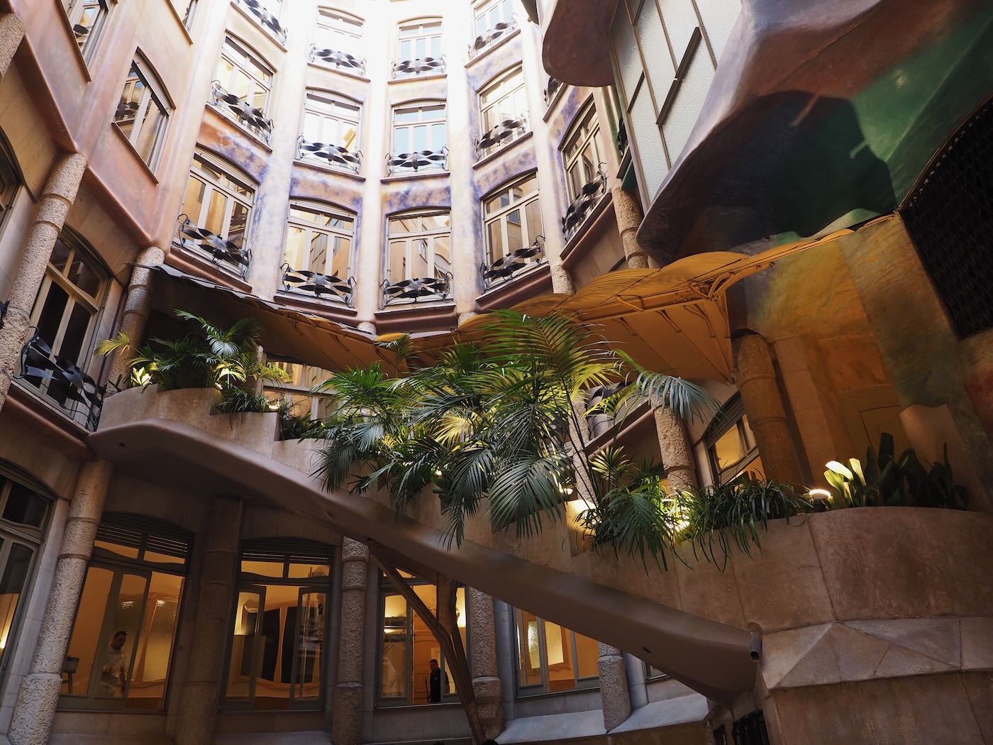 巴賽隆納景點 米拉之家 Casa Milà 的日與夜 夜間屋頂光雕投影秀 - 一口冒險 Bitesized Adventure 巴賽隆納景點 米拉之家 Casa Milà 的日與夜 夜間屋頂光雕投影秀 - 一口冒險 Bitesized Adventure
