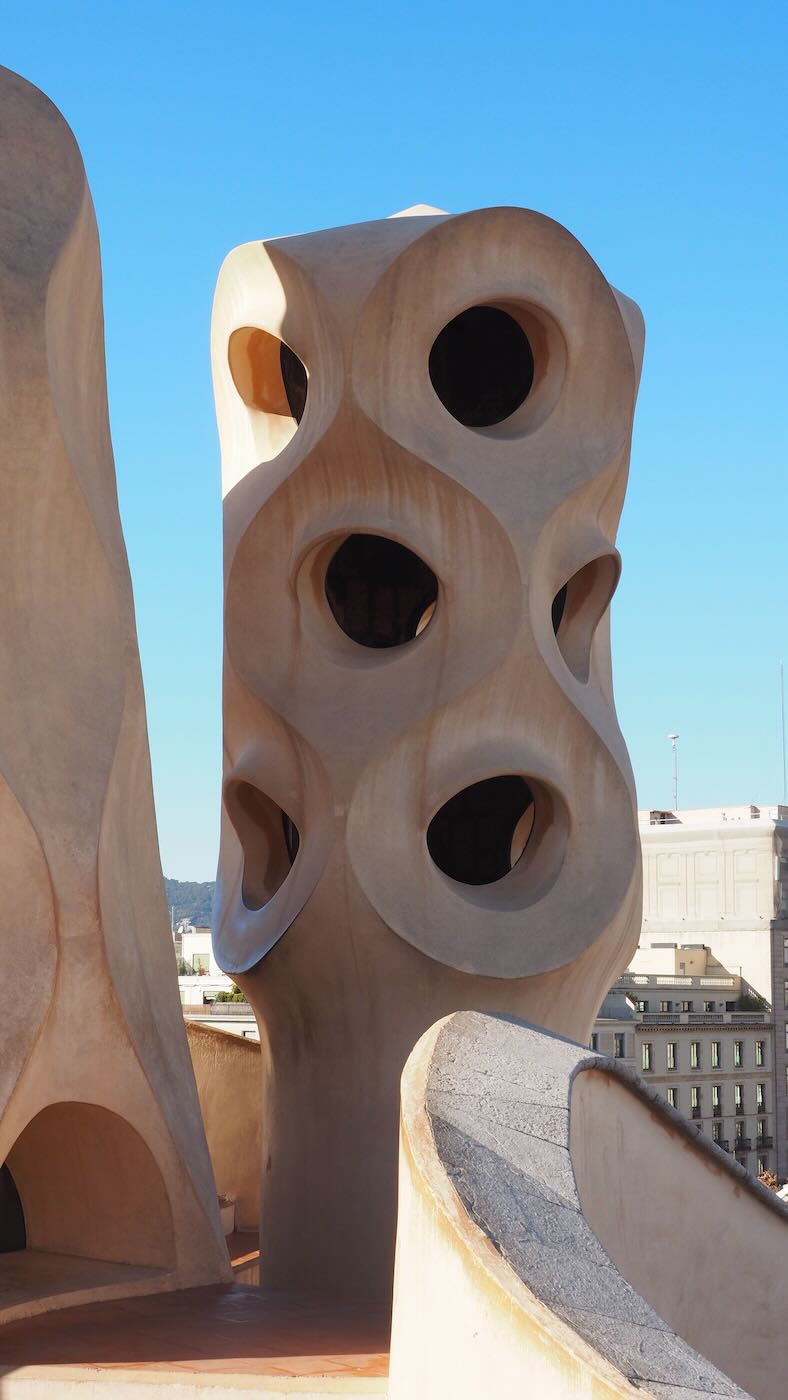 巴賽隆納景點 米拉之家 Casa Milà 的日與夜 夜間屋頂光雕投影秀 - 一口冒險 Bitesized Adventure 巴賽隆納景點 米拉之家 Casa Milà 的日與夜 夜間屋頂光雕投影秀 - 一口冒險 Bitesized Adventure