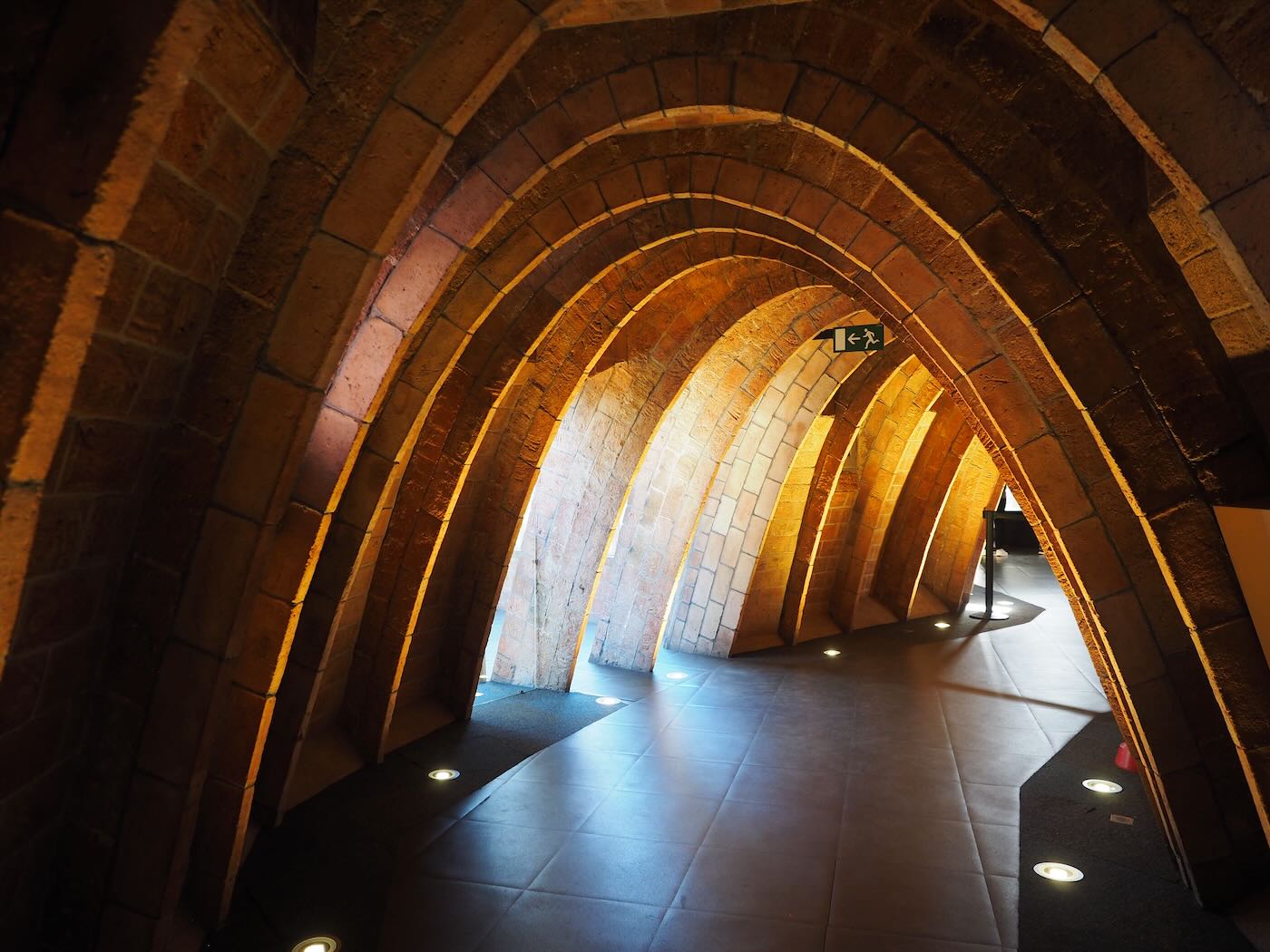 巴賽隆納景點 米拉之家 Casa Milà 的日與夜 夜間屋頂光雕投影秀 - 一口冒險 Bitesized Adventure 巴賽隆納景點 米拉之家 Casa Milà 的日與夜 夜間屋頂光雕投影秀 - 一口冒險 Bitesized Adventure