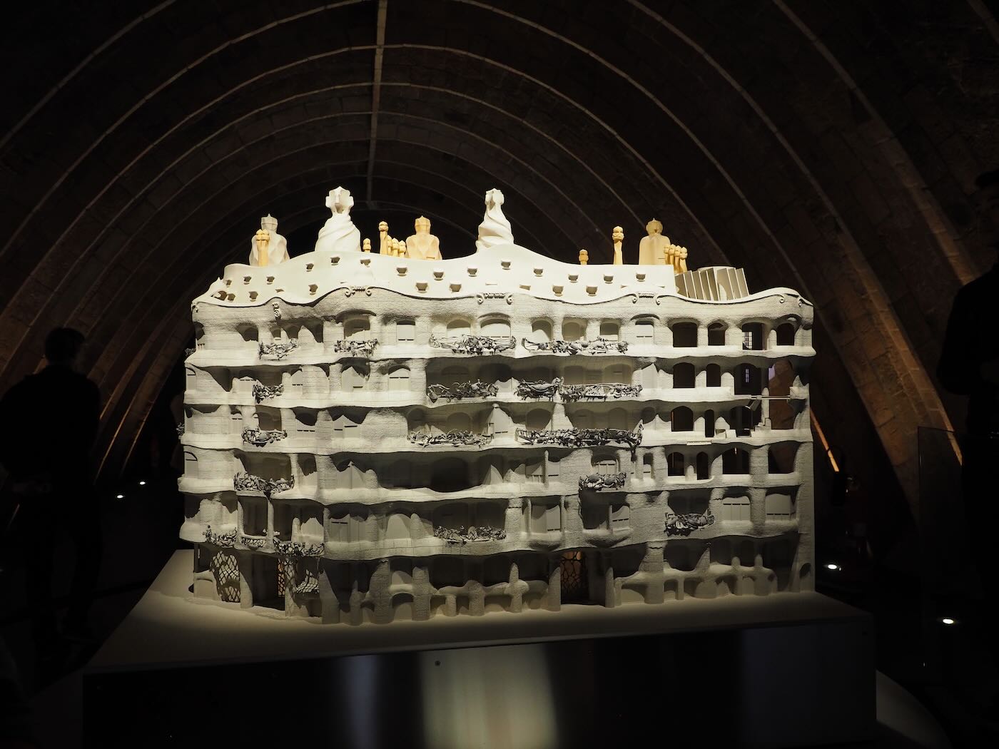 巴賽隆納景點 米拉之家 Casa Milà 的日與夜 夜間屋頂光雕投影秀 - 一口冒險 Bitesized Adventure 巴賽隆納景點 米拉之家 Casa Milà 的日與夜 夜間屋頂光雕投影秀 - 一口冒險 Bitesized Adventure
