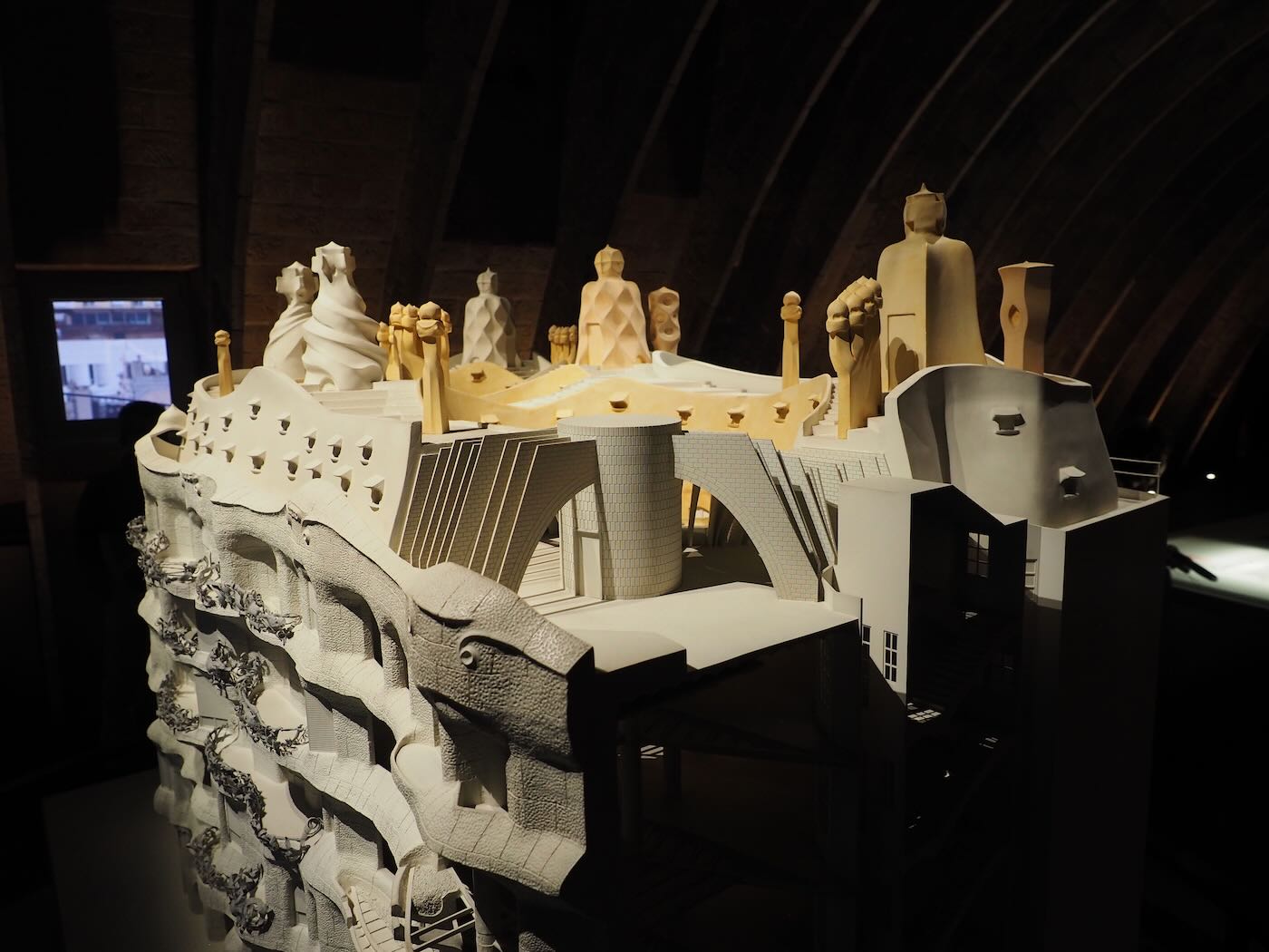 巴賽隆納景點 米拉之家 Casa Milà 的日與夜 夜間屋頂光雕投影秀 - 一口冒險 Bitesized Adventure 巴賽隆納景點 米拉之家 Casa Milà 的日與夜 夜間屋頂光雕投影秀 - 一口冒險 Bitesized Adventure