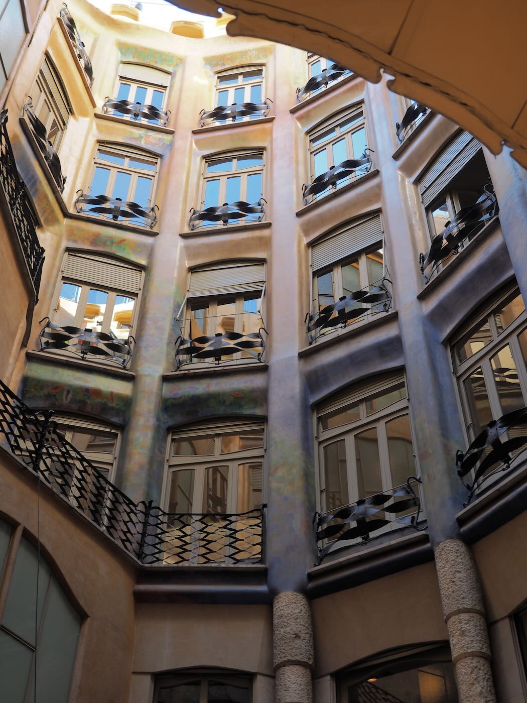 巴賽隆納景點 米拉之家 Casa Milà 的日與夜 夜間屋頂光雕投影秀 - 一口冒險 Bitesized Adventure 巴賽隆納景點 米拉之家 Casa Milà 的日與夜 夜間屋頂光雕投影秀 - 一口冒險 Bitesized Adventure