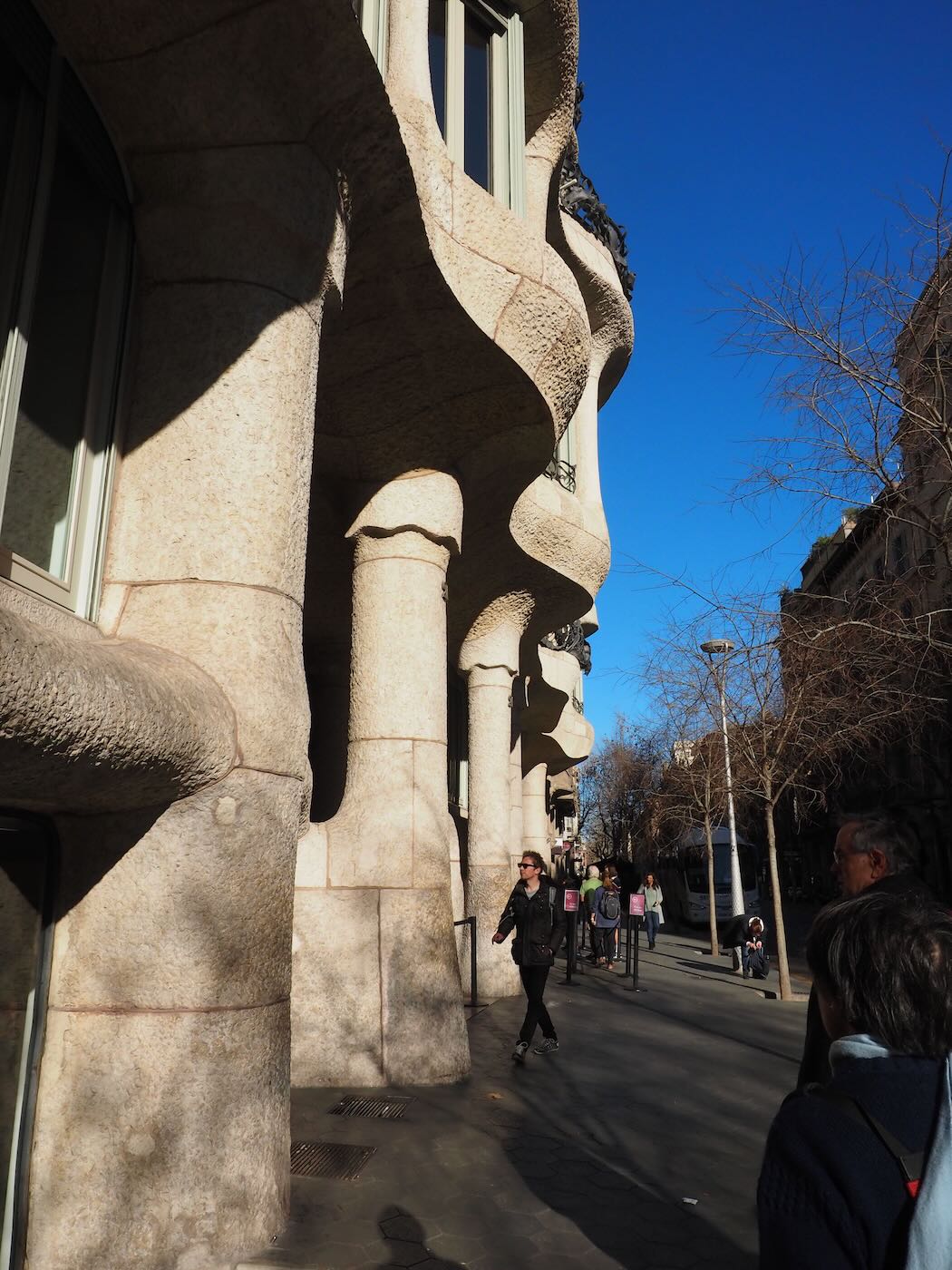 巴賽隆納景點 米拉之家 Casa Milà 的日與夜 夜間屋頂光雕投影秀 - 一口冒險 Bitesized Adventure