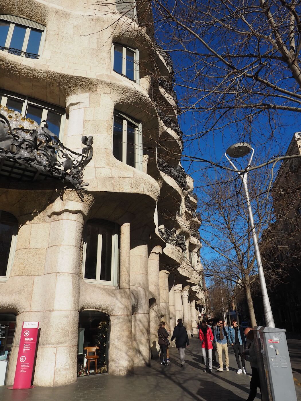 巴賽隆納景點 米拉之家 Casa Milà 的日與夜 夜間屋頂光雕投影秀 - 一口冒險 Bitesized Adventure