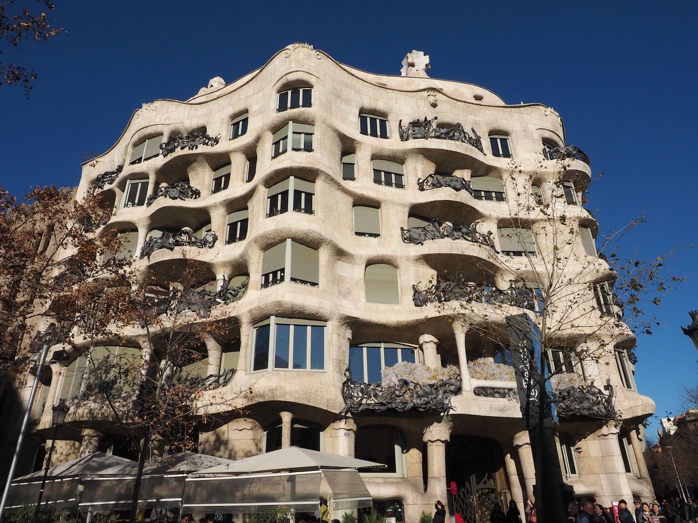 巴賽隆納景點 米拉之家 Casa Milà 的日與夜 夜間屋頂光雕投影秀 - 一口冒險 Bitesized Adventure 巴賽隆納景點 米拉之家 Casa Milà 的日與夜 夜間屋頂光雕投影秀 - 一口冒險 Bitesized Adventure