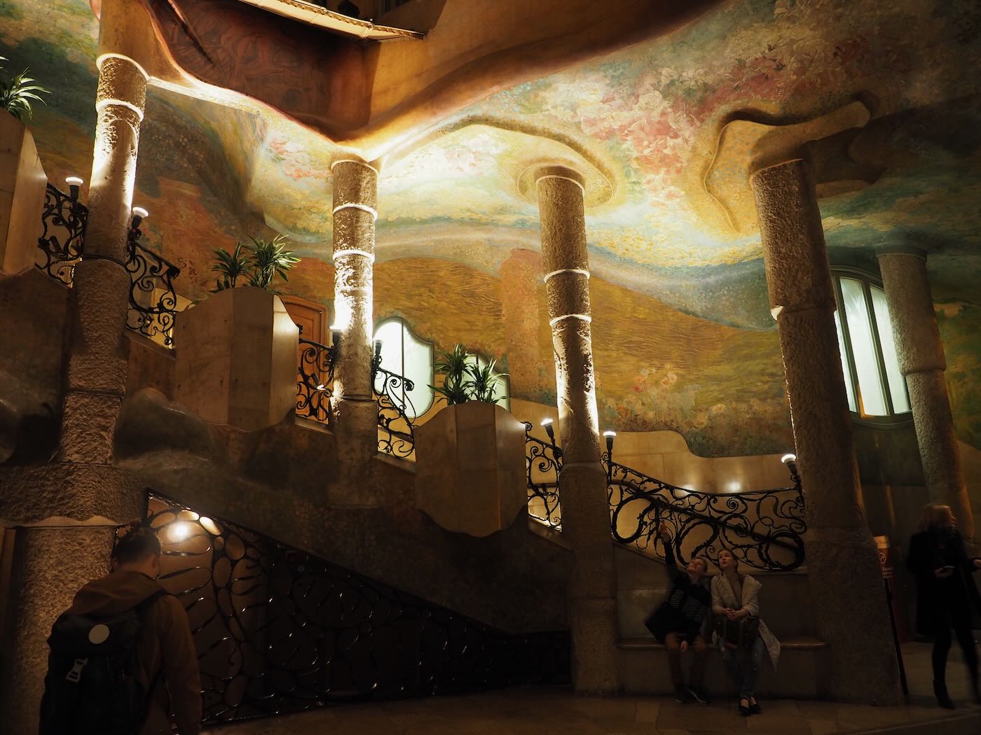 巴賽隆納景點 米拉之家 Casa Milà 的日與夜 夜間屋頂光雕投影秀 - 一口冒險 Bitesized Adventure 巴賽隆納景點 米拉之家 Casa Milà 的日與夜 夜間屋頂光雕投影秀 - 一口冒險 Bitesized Adventure