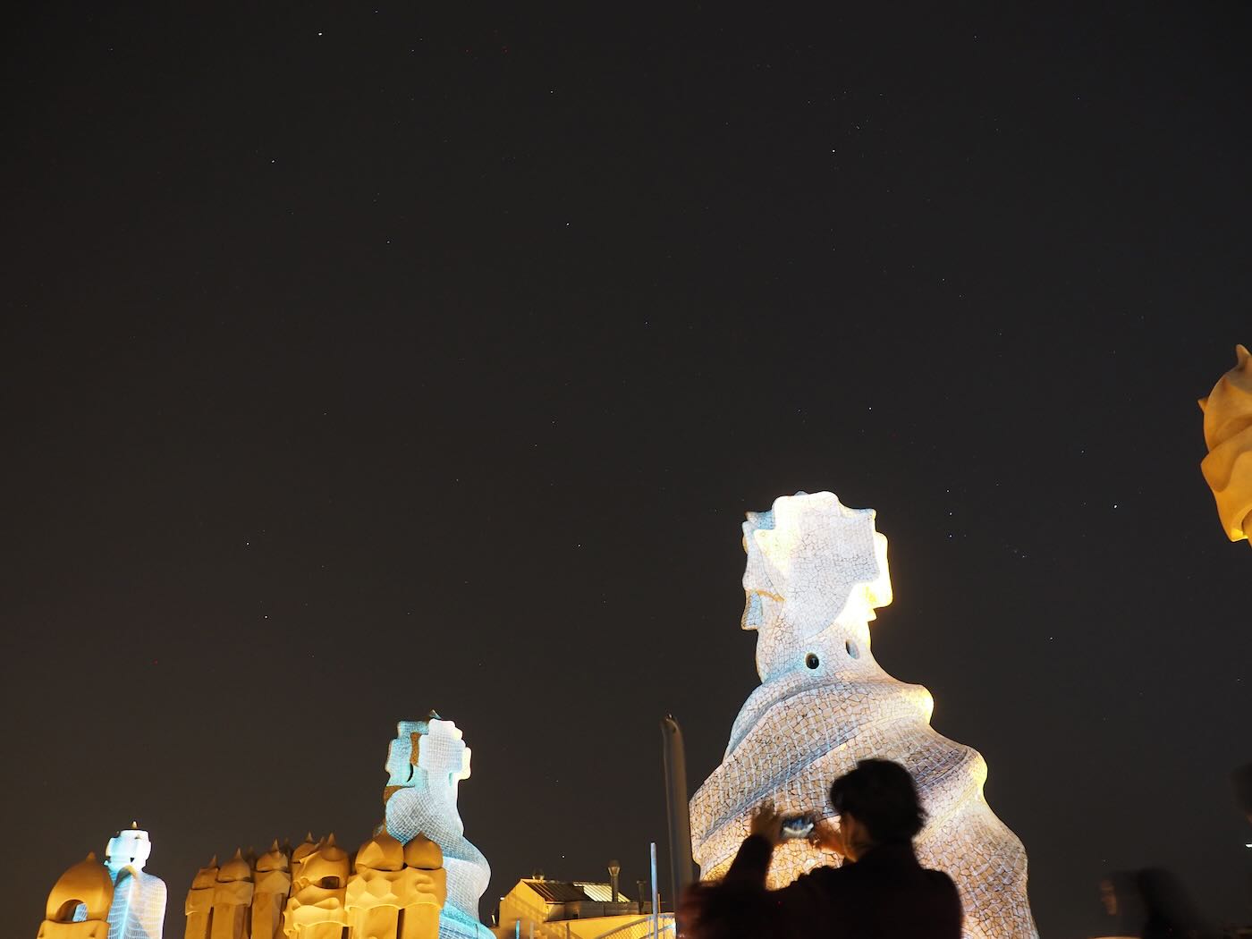 巴賽隆納景點 米拉之家 Casa Milà 的日與夜 夜間屋頂光雕投影秀 - 一口冒險 Bitesized Adventure