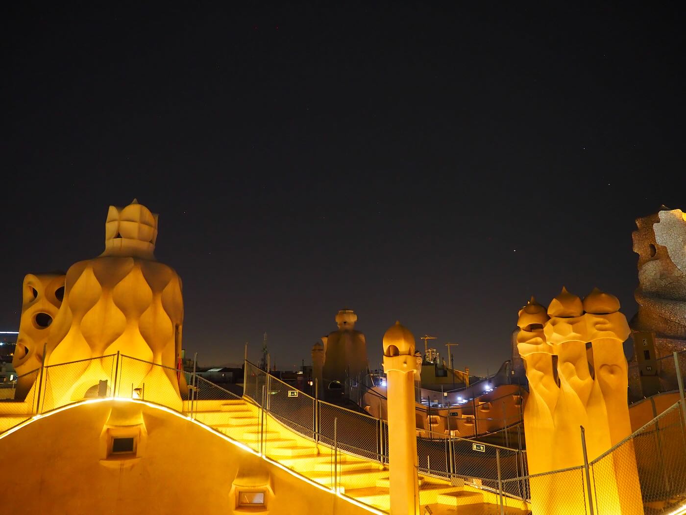 巴賽隆納景點 米拉之家 Casa Milà 的日與夜 夜間屋頂光雕投影秀 - 一口冒險 Bitesized Adventure