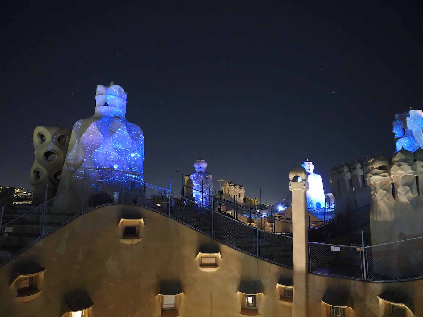 巴賽隆納景點 米拉之家 Casa Milà 的日與夜 夜間屋頂光雕投影秀 - 一口冒險 Bitesized Adventure 巴賽隆納景點 米拉之家 Casa Milà 的日與夜 夜間屋頂光雕投影秀 - 一口冒險 Bitesized Adventure