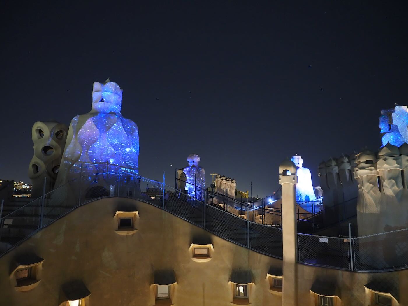 巴賽隆納景點 米拉之家 Casa Milà 的日與夜 夜間屋頂光雕投影秀 - 一口冒險 Bitesized Adventure