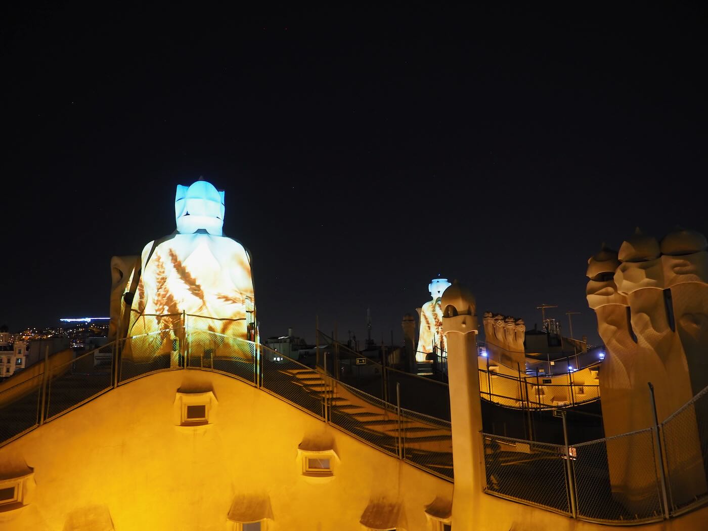 巴賽隆納景點 米拉之家 Casa Milà 的日與夜 夜間屋頂光雕投影秀 - 一口冒險 Bitesized Adventure