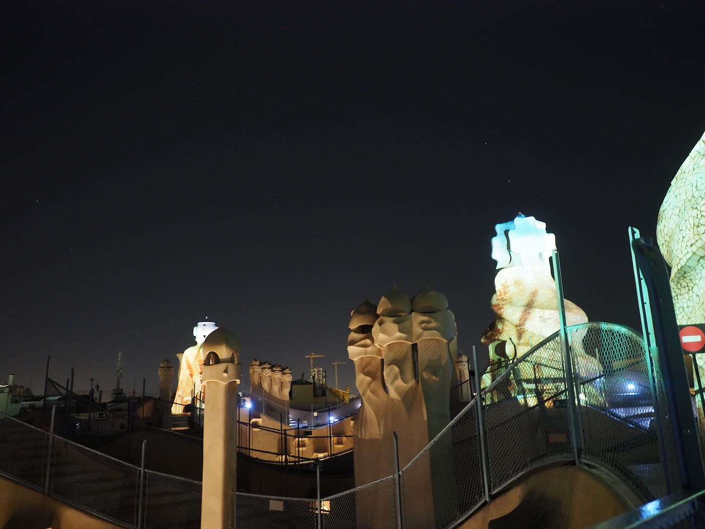 巴賽隆納景點 米拉之家 Casa Milà 的日與夜 夜間屋頂光雕投影秀 - 一口冒險 Bitesized Adventure