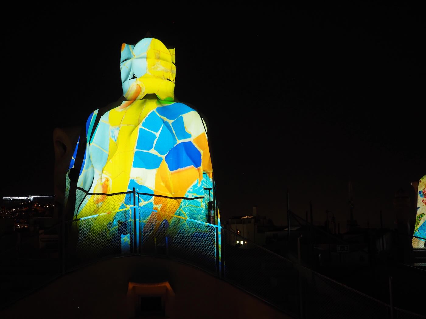 巴賽隆納景點 米拉之家 Casa Milà 的日與夜 夜間屋頂光雕投影秀 - 一口冒險 Bitesized Adventure