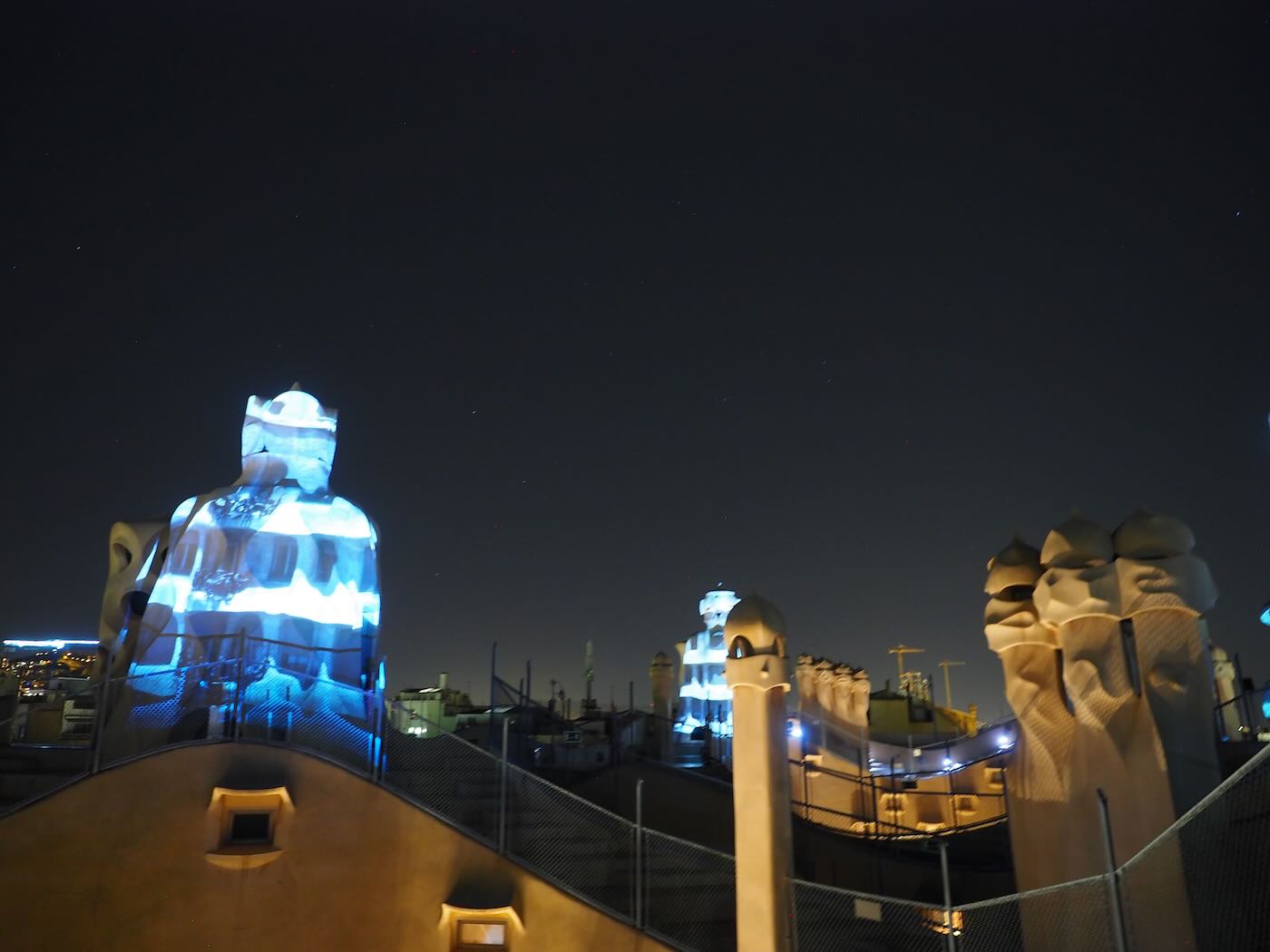 巴賽隆納景點 米拉之家 Casa Milà 的日與夜 夜間屋頂光雕投影秀 - 一口冒險 Bitesized Adventure