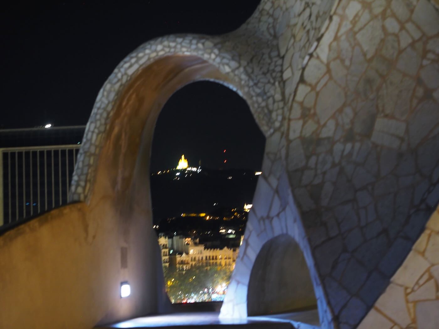 巴賽隆納景點 米拉之家 Casa Milà 的日與夜 夜間屋頂光雕投影秀 - 一口冒險 Bitesized Adventure