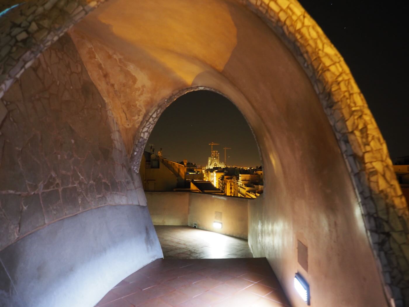 巴賽隆納景點 米拉之家 Casa Milà 的日與夜 夜間屋頂光雕投影秀 - 一口冒險 Bitesized Adventure