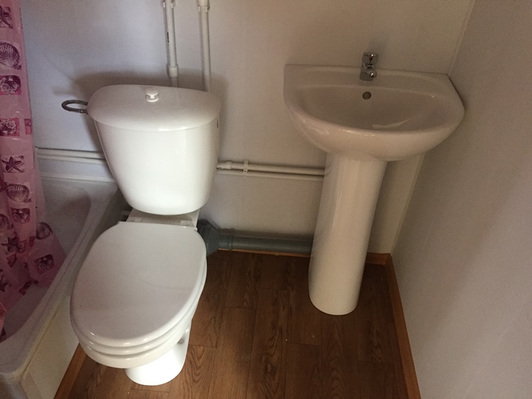 Купить Душбытовка с унитазом и раковиной в РостовенаДону от